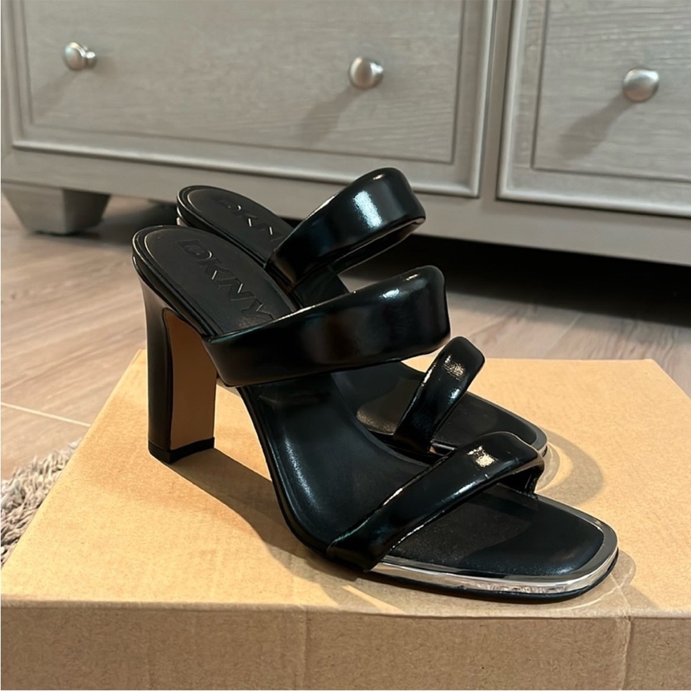 DKNY BLACK TUBULAR DRESS SANDAL - LIKE NEW